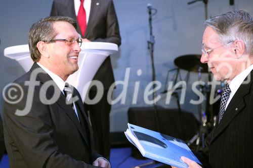 (C) fotodienst/Anna Rauchenberger - Wien, 20.3.2009 - Heute feierte die KBA-Mödling AG in Anwesenheit hochrangiger Ehrengäste aus Politik und Wirtschaft sowie führender Repräsentanten der deutschen Muttergesellschaft Koenig & Bauer AG (KBA) ihr 160-jähriges Firmenjubiläum im Technischen Museum Wien. Gleichzeitig wurde auch ein Führungswechsel gefeiert. FOTO: Vorstandsvorsitzende KommR Wolfgang Schischek (KBA-Mödling, links)