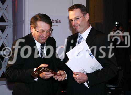 (C) fotodienst/Anna Rauchenberger - Wien, 20.3.2009 - Heute feierte die KBA-Mödling AG in Anwesenheit hochrangiger Ehrengäste aus Politik und Wirtschaft sowie führender Repräsentanten der deutschen Muttergesellschaft Koenig & Bauer AG (KBA) ihr 160-jähriges Firmenjubiläum im Technischen Museum Wien. Gleichzeitig wurde auch ein Führungswechsel gefeiert. FOTO v.l.: Vorstandsvorsitzende KommR Wolfgang Schischek, KBA-Mödling, DI Leopold Achatz, Vorstand KBA-Mödling AG