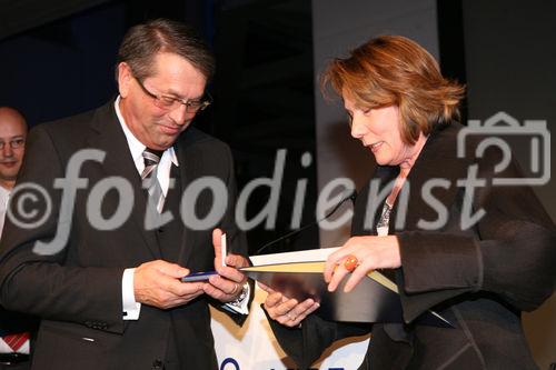 (C) fotodienst/Anna Rauchenberger - Wien, 20.3.2009 - Heute feierte die KBA-Mödling AG ihr 160-jähriges Firmenjubiläum im Technischen Museum Wien. Gleichzeitig wurde auch ein Führungswechsel gefeiert. FOTO v.l.:  Vorstandsvorsitzender KommR Wolfgang Schischek, KBA-Mödling, KommR Sonja Zwazl, Bundesrätin und Präsidentin der Wirtschaftskammer NÖ