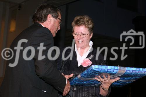 (C) fotodienst/Anna Rauchenberger - Wien, 20.3.2009 - Heute feierte die KBA-Mödling AG in Anwesenheit hochrangiger Ehrengäste aus Politik und Wirtschaft sowie führender Repräsentanten der deutschen Muttergesellschaft Koenig & Bauer AG (KBA) ihr 160-jähriges Firmenjubiläum im Technischen Museum Wien. Gleichzeitig wurde auch ein Führungswechsel gefeiert. FOTO: Vorstandsvorsitzende KommR Wolfgang Schischek, KBA-Mödling, Traude Obner, Bürgermeisterin von Maria Enzersdorf