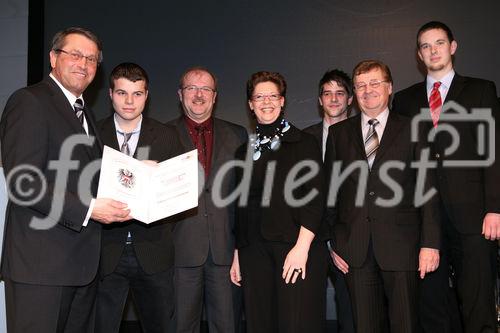 (C) fotodienst/Anna Rauchenberger - Wien, 20.3.2009 - Heute feierte die KBA-Mödling AG in Anwesenheit hochrangiger Ehrengäste aus Politik und Wirtschaft sowie führender Repräsentanten der deutschen Muttergesellschaft Koenig & Bauer AG (KBA) ihr 160-jähriges Firmenjubiläum im Technischen Museum Wien. Gleichzeitig wurde auch ein Führungswechsel gefeiert. FOTO: Vorstandsvorsitzenden KommR Wolfgang Schischek, KBA-Mödling, links, Christine Marek, Staatssekretärin im BMWFJ, Mitte, mit Lehrlingen und Lehrlingsausbildnern der KBA-Mödling