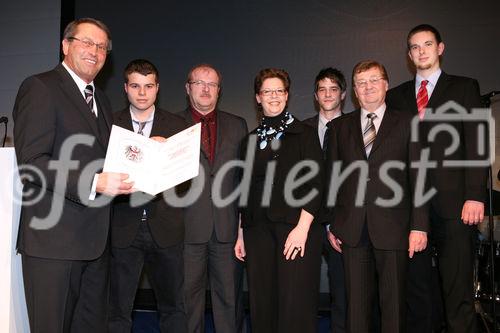 (C) fotodienst/Anna Rauchenberger - Wien, 20.3.2009 - Heute feierte die KBA-Mödling AG in Anwesenheit hochrangiger Ehrengäste aus Politik und Wirtschaft sowie führender Repräsentanten der deutschen Muttergesellschaft Koenig & Bauer AG (KBA) ihr 160-jähriges Firmenjubiläum im Technischen Museum Wien. Gleichzeitig wurde auch ein Führungswechsel gefeiert. FOTO: Vorstandsvorsitzenden KommR Wolfgang Schischek, KBA-Mödling, links, Christine Marek, Staatssekretärin im BMWFJ, Mitte, mit Lehrlingen und Lehrlingsausbildnern der KBA-Mödling