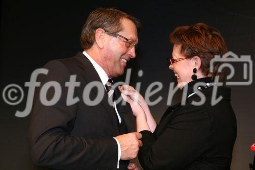 (C) fotodienst/Anna Rauchenberger - Wien, 20.3.2009 - Heute feierte die KBA-Mödling AG in Anwesenheit hochrangiger Ehrengäste aus Politik und Wirtschaft sowie führender Repräsentanten der deutschen Muttergesellschaft Koenig & Bauer AG (KBA) ihr 160-jähriges Firmenjubiläum im Technischen Museum Wien. Gleichzeitig wurde auch ein Führungswechsel gefeiert. FOTO: Christine Marek, Staatssekretärin im BMWFJ, überreicht dem Vorstandsvorsitzenden KommR Wolfgang Schischek, KBA-Mödling, das Große Silberne Ehrenzeichen für Verdienste um die Republik Österreich