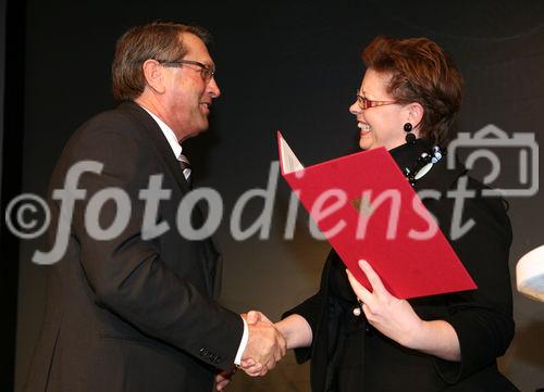 (C) fotodienst/Anna Rauchenberger - Wien, 20.3.2009 - Heute feierte die KBA-Mödling AG in Anwesenheit hochrangiger Ehrengäste aus Politik und Wirtschaft sowie führender Repräsentanten der deutschen Muttergesellschaft Koenig & Bauer AG (KBA) ihr 160-jähriges Firmenjubiläum im Technischen Museum Wien. Gleichzeitig wurde auch ein Führungswechsel gefeiert. FOTO: Christine Marek, Staatssekretärin im BMWFJ, überreicht dem Vorstandsvorsitzenden KommR Wolfgang Schischek, KBA-Mödling, das Große Silberne Ehrenzeichen für Verdienste um die Republik Österreich