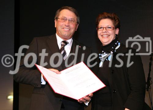 (C) fotodienst/Anna Rauchenberger - Wien, 20.3.2009 - Heute feierte die KBA-Mödling AG in Anwesenheit hochrangiger Ehrengäste aus Politik und Wirtschaft sowie führender Repräsentanten der deutschen Muttergesellschaft Koenig & Bauer AG (KBA) ihr 160-jähriges Firmenjubiläum im Technischen Museum Wien. Gleichzeitig wurde auch ein Führungswechsel gefeiert. FOTO: Christine Marek, Staatssekretärin im BMWFJ, überreicht dem Vorstandsvorsitzenden KommR Wolfgang Schischek, KBA-Mödling, das Große Silberne Ehrenzeichen für Verdienste um die Republik Österreich