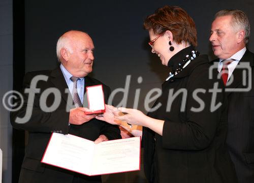 (C) fotodienst/Anna Rauchenberger - Wien, 20.3.2009 - Heute feierte die KBA-Mödling AG ihr 160-jähriges Firmenjubiläum im Technischen Museum Wien. Gleichzeitig wurde auch ein Führungswechsel gefeiert. FOTO: Rudolf Hundstorfer, rechts, BM für Soziales und Konsumentenschutz und  Christine Marek, Staatssekretärin im BMWFJ, überreichen Walter Voitle, Mitglied des Aufsichtsrates der KBA-Mödling, das Goldene Verdienstzeichen der Republick Österreich.