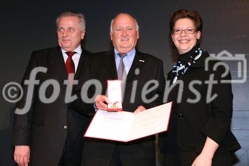 (C) fotodienst/Anna Rauchenberger - Wien, 20.3.2009 - Heute feierte die KBA-Mödling AG ihr 160-jähriges Firmenjubiläum im Technischen Museum Wien. Gleichzeitig wurde auch ein Führungswechsel gefeiert. FOTO: Rudolf Hundstorfer, links, BM für Soziales und Konsumentenschutz und  Christine Marek, Staatssekretärin im BMWFJ, überreichen Walter Voitle, Mitglied des Aufsichtsrates der KBA-Mödling, das Goldene Verdienstzeichen der Republick Österreich.