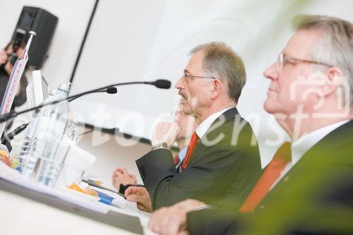 Robert Bosch AG: Jahrespressekonferenz 2010 der Bosch-Gruppe in Österreich
(C) fotodienst, Martina Draper
Foto: vlnr:  Robert Kordik, Robert Bosch AG, Karl Strobel, Robert Bosch AG, Ernest Fiedler, Robert Bosch AG