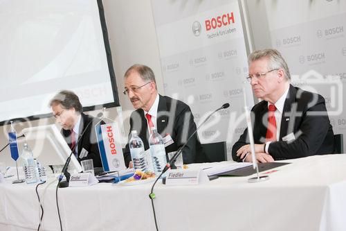 Robert Bosch AG: Jahrespressekonferenz 2010 der Bosch-Gruppe in Österreich
(C) fotodienst, Martina Draper
Foto: vlnr:  Robert Kordik, Robert Bosch AG, Karl Strobel, Robert Bosch AG, Ernest Fiedler, Robert Bosch AG