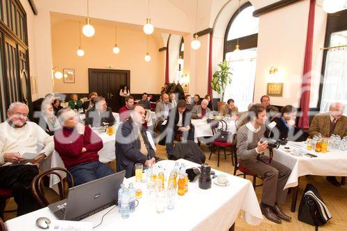 (C)fotodienst/Anna Rauchenberger Wien, 11.01.2011 - Wer heute bei der Abwicklungsstelle für Ökostrom (OeMAG) um eine Tarifförderung für eine Photovoltaik-Anlage über 5 kWp ansucht, kann nach bestehender Rechtslage erst im Jahr 2020 mit einer Förderzusage rechnen. Der Bundesverband für Photovoltaic Austria (PVA) berichtet über die aktuelle Fördersituation für Photovoltaik in Österreich. FOTO: Pressekonferenz im Café Griensteidl