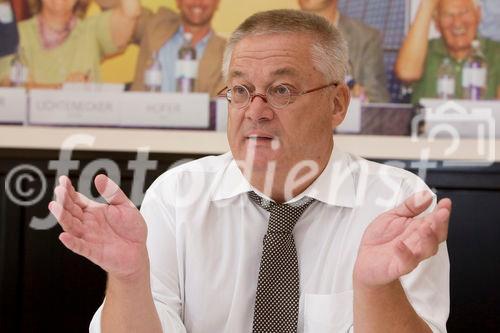 (C)fotodienst/Anna Rauchenberger -  Wien, am 10.09.2009 - Die EPIA (Europäische Vertretung der Photovoltaik - Industrie) geht davon aus, dass bis zum Jahr 2020 rund 12% des europäischen Strombedarfs via Photovoltaik gedeckt werden. Im internationalen Vergleich hat Österreich großen Rückstand, was die Nutzung von Sonenstrom betrifft. Ziel der Photovoltaic-Austria (PVA) ist es, den Stromanteil der Photovoltaik in Österreich bis 2020 von derzeit 0,04 auf 8% zu steigern. FOTO: Dr. Hans Kronberger, Präsident Bundesverband Photovoltaic Austria