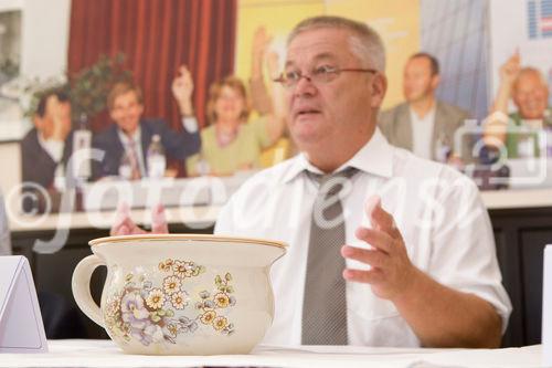 (C)fotodienst/Anna Rauchenberger -  Wien, am 10.09.2009 - Die EPIA (Europäische Vertretung der Photovoltaik - Industrie) geht davon aus, dass bis zum Jahr 2020 rund 12% des europäischen Strombedarfs via Photovoltaik gedeckt werden. Im internationalen Vergleich hat Österreich großen Rückstand, was die Nutzung von Sonenstrom betrifft. Ziel der Photovoltaic-Austria (PVA) ist es, den Stromanteil der Photovoltaik in Österreich bis 2020 von derzeit 0,04 auf 8% zu steigern. FOTO: Dr. Hans Kronberger, Präsident Bundesverband Photovoltaic Austria