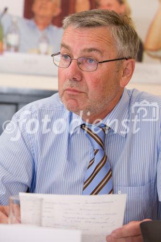 (C)fotodienst/Anna Rauchenberger -  Wien, am 10.09.2009 - Die EPIA (Europäische Vertretung der Photovoltaik - Industrie) geht davon aus, dass bis zum Jahr 2020 rund 12% des europäischen Strombedarfs via Photovoltaik gedeckt werden. Im internationalen Vergleich hat Österreich großen Rückstand, was die Nutzung von Sonenstrom betrifft. Ziel der Photovoltaic-Austria (PVA) ist es, den Stromanteil der Photovoltaik in Österreich bis 2020 von derzeit 0,04 auf 8% zu steigern. FOTO: KommR Ing. Rudolf Reisl, Bundesinnungsmeister der Elektrotechniker