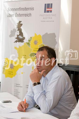 (C)fotodienst/Anna Rauchenberger -  Wien, am 10.09.2009 - Die EPIA (Europäische Vertretung der Photovoltaik - Industrie) geht davon aus, dass bis zum Jahr 2020 rund 12% des europäischen Strombedarfs via Photovoltaik gedeckt werden. Im internationalen Vergleich hat Österreich großen Rückstand, was die Nutzung von Sonenstrom betrifft. Ziel der Photovoltaic-Austria (PVA) ist es, den Stromanteil der Photovoltaik in Österreich bis 2020 von derzeit 0,04 auf 8% zu steigern. FOTO: KommR Robert Kanduth, Obmann Dachverband Energie-Klima und Vorstand KIOTO Clear Energy AG
