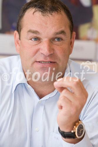 (C)fotodienst/Anna Rauchenberger -  Wien, am 10.09.2009 - Die EPIA (Europäische Vertretung der Photovoltaik - Industrie) geht davon aus, dass bis zum Jahr 2020 rund 12% des europäischen Strombedarfs via Photovoltaik gedeckt werden. Im internationalen Vergleich hat Österreich großen Rückstand, was die Nutzung von Sonenstrom betrifft. Ziel der Photovoltaic-Austria (PVA) ist es, den Stromanteil der Photovoltaik in Österreich bis 2020 von derzeit 0,04 auf 8% zu steigern. FOTO: KommR Robert Kanduth, Obmann Dachverband Energie-Klima und Vorstand KIOTO Clear Energy AG