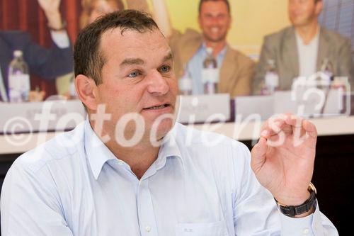 (C)fotodienst/Anna Rauchenberger -  Wien, am 10.09.2009 - Die EPIA (Europäische Vertretung der Photovoltaik - Industrie) geht davon aus, dass bis zum Jahr 2020 rund 12% des europäischen Strombedarfs via Photovoltaik gedeckt werden. Im internationalen Vergleich hat Österreich großen Rückstand, was die Nutzung von Sonenstrom betrifft. Ziel der Photovoltaic-Austria (PVA) ist es, den Stromanteil der Photovoltaik in Österreich bis 2020 von derzeit 0,04 auf 8% zu steigern. FOTO: KommR Robert Kanduth, Obmann Dachverband Energie-Klima und Vorstand KIOTO Clear Energy AG