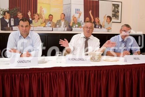 (C)fotodienst/Anna Rauchenberger -  Wien, am 10.09.2009 - Die EPIA (Europäische Vertretung der Photovoltaik - Industrie) geht davon aus, dass bis zum Jahr 2020 rund 12% des europäischen Strombedarfs via Photovoltaik gedeckt werden. Im internationalen Vergleich hat Österreich großen Rückstand, was die Nutzung von Sonenstrom betrifft. Ziel der Photovoltaic-Austria (PVA) ist es, den Stromanteil der Photovoltaik in Österreich bis 2020 von derzeit 0,04 auf 8% zu steigern. FOTO v.l.: KommR Robert Kanduth, Obmann Dachverband Energie-Klima und Vorstand KIOTO Clear Energy AG, Dr. Hans Kronberger, Präsident Bundesverband Photovoltaic Austria, KommR Ing. Rudolf Reisl, Bundesinnungsmeister der Elektrotechniker