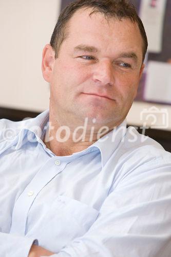 (C)fotodienst/Anna Rauchenberger -  Wien, am 10.09.2009 - Die EPIA (Europäische Vertretung der Photovoltaik - Industrie) geht davon aus, dass bis zum Jahr 2020 rund 12% des europäischen Strombedarfs via Photovoltaik gedeckt werden. Im internationalen Vergleich hat Österreich großen Rückstand, was die Nutzung von Sonenstrom betrifft. Ziel der Photovoltaic-Austria (PVA) ist es, den Stromanteil der Photovoltaik in Österreich bis 2020 von derzeit 0,04 auf 8% zu steigern. FOTO: KommR Robert Kanduth, Obmann Dachverband Energie-Klima und Vorstand KIOTO Clear Energy AG