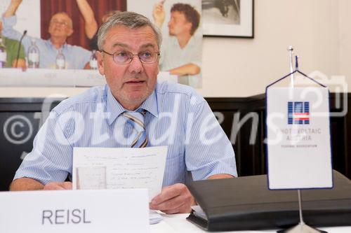 (C)fotodienst/Anna Rauchenberger -  Wien, am 10.09.2009 - Die EPIA (Europäische Vertretung der Photovoltaik - Industrie) geht davon aus, dass bis zum Jahr 2020 rund 12% des europäischen Strombedarfs via Photovoltaik gedeckt werden. Im internationalen Vergleich hat Österreich großen Rückstand, was die Nutzung von Sonenstrom betrifft. Ziel der Photovoltaic-Austria (PVA) ist es, den Stromanteil der Photovoltaik in Österreich bis 2020 von derzeit 0,04 auf 8% zu steigern. FOTO: KommR Ing. Rudolf Reisl, Bundesinnungsmeister der Elektrotechniker