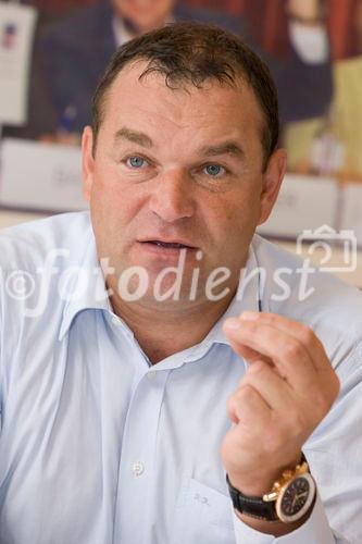 (C)fotodienst/Anna Rauchenberger -  Wien, am 10.09.2009 - Die EPIA (Europäische Vertretung der Photovoltaik - Industrie) geht davon aus, dass bis zum Jahr 2020 rund 12% des europäischen Strombedarfs via Photovoltaik gedeckt werden. Im internationalen Vergleich hat Österreich großen Rückstand, was die Nutzung von Sonenstrom betrifft. Ziel der Photovoltaic-Austria (PVA) ist es, den Stromanteil der Photovoltaik in Österreich bis 2020 von derzeit 0,04 auf 8% zu steigern. FOTO: KommR Robert Kanduth, Obmann Dachverband Energie-Klima und Vorstand KIOTO Clear Energy AG