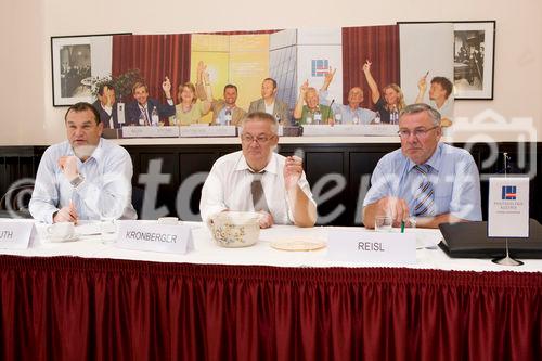 (C)fotodienst/Anna Rauchenberger -  Wien, am 10.09.2009 - Die EPIA (Europäische Vertretung der Photovoltaik - Industrie) geht davon aus, dass bis zum Jahr 2020 rund 12% des europäischen Strombedarfs via Photovoltaik gedeckt werden. Im internationalen Vergleich hat Österreich großen Rückstand, was die Nutzung von Sonenstrom betrifft. Ziel der Photovoltaic-Austria (PVA) ist es, den Stromanteil der Photovoltaik in Österreich bis 2020 von derzeit 0,04 auf 8% zu steigern. FOTO v.l.: KommR Robert Kanduth, Obmann Dachverband Energie-Klima und Vorstand KIOTO Clear Energy AG, Dr. Hans Kronberger, Präsident Bundesverband Photovoltaic Austria, KommR Ing. Rudolf Reisl, Bundesinnungsmeister der Elektrotechniker