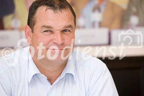 (C)fotodienst/Anna Rauchenberger -  Wien, am 10.09.2009 - Die EPIA (Europäische Vertretung der Photovoltaik - Industrie) geht davon aus, dass bis zum Jahr 2020 rund 12% des europäischen Strombedarfs via Photovoltaik gedeckt werden. Im internationalen Vergleich hat Österreich großen Rückstand, was die Nutzung von Sonenstrom betrifft. Ziel der Photovoltaic-Austria (PVA) ist es, den Stromanteil der Photovoltaik in Österreich bis 2020 von derzeit 0,04 auf 8% zu steigern. FOTO: KommR Robert Kanduth, Obmann Dachverband Energie-Klima und Vorstand KIOTO Clear Energy AG