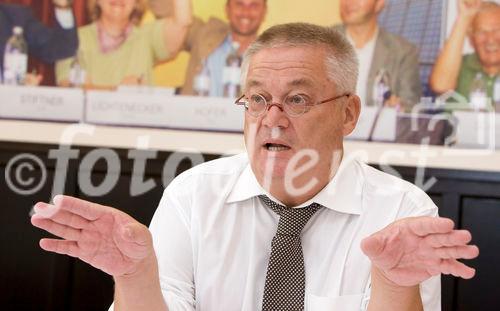 (C)fotodienst/Anna Rauchenberger -  Wien, am 10.09.2009 - Die EPIA (Europäische Vertretung der Photovoltaik - Industrie) geht davon aus, dass bis zum Jahr 2020 rund 12% des europäischen Strombedarfs via Photovoltaik gedeckt werden. Im internationalen Vergleich hat Österreich großen Rückstand, was die Nutzung von Sonenstrom betrifft. Ziel der Photovoltaic-Austria (PVA) ist es, den Stromanteil der Photovoltaik in Österreich bis 2020 von derzeit 0,04 auf 8% zu steigern. FOTO: Dr. Hans Kronberger, Präsident Bundesverband Photovoltaic Austria