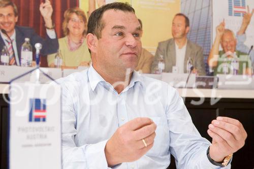 (C)fotodienst/Anna Rauchenberger -  Wien, am 10.09.2009 - Die EPIA (Europäische Vertretung der Photovoltaik - Industrie) geht davon aus, dass bis zum Jahr 2020 rund 12% des europäischen Strombedarfs via Photovoltaik gedeckt werden. Im internationalen Vergleich hat Österreich großen Rückstand, was die Nutzung von Sonenstrom betrifft. Ziel der Photovoltaic-Austria (PVA) ist es, den Stromanteil der Photovoltaik in Österreich bis 2020 von derzeit 0,04 auf 8% zu steigern. FOTO: KommR Robert Kanduth, Obmann Dachverband Energie-Klima und Vorstand KIOTO Clear Energy AG