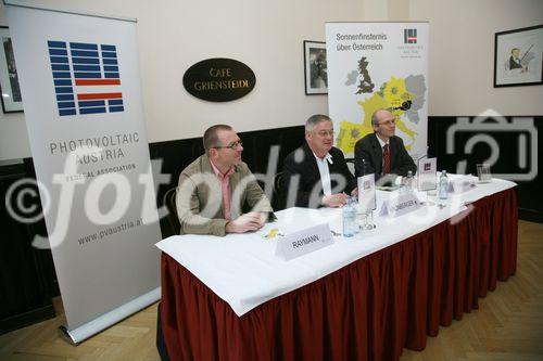 Photovoltaik Bilanz Pressekonferenz 2008: Totale Sonnenfinsternis über Österreich. Foto: vlnr: DI Rudolf Raymann, Photovoltaik-Techniker und Anlagenplaner, Dr. Hans Kronberger, Präsident Photovoltaic Austria, DI Christoph Panhuber, Fronius, Solarelektronik, 