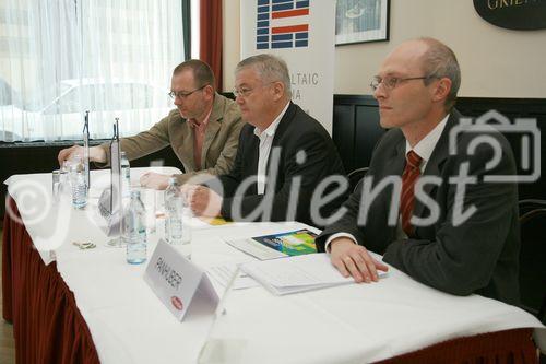 Photovoltaik Bilanz Pressekonferenz 2008: Totale Sonnenfinsternis über Österreich. Foto: vlnr: DI Rudolf Raymann, Photovoltaik-Techniker und Anlagenplaner, Dr. Hans Kronberger, Präsident Photovoltaic Austria, DI Christoph Panhuber, Fronius, Solarelektronik, 