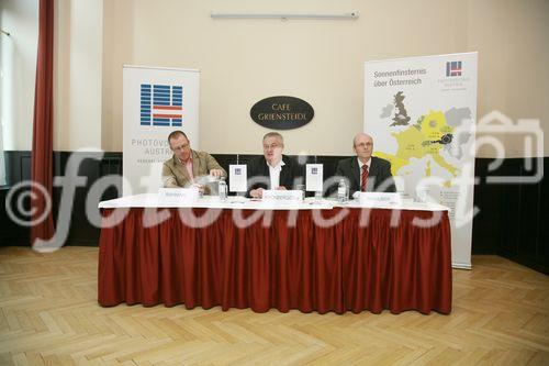 Photovoltaik Bilanz Pressekonferenz 2008: Totale Sonnenfinsternis über Österreich. Foto: vlnr: DI Rudolf Raymann, Photovoltaik-Techniker und Anlagenplaner, Dr. Hans Kronberger, Präsident Photovoltaic Austria, DI Christoph Panhuber, Fronius, Solarelektronik, 