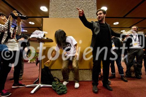  (c) fotodienst/Boaz Heller - Genf, 22-24.2.2012. Die Lift-Konferenz untersucht heutige und künftige Anwendungen digitaler Technologien. FOTO Hojun Song, Artist, The Open-Source Satellite Initiative; Hannes Gassert: