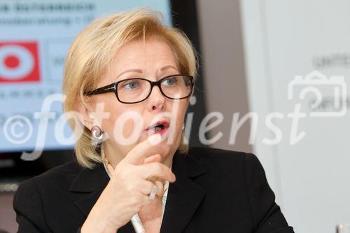  (c) fotodienst/Anna Rauchenberger - Wien, am 29.11.2011 - Studienpräsentation Die neue Fachverband UBIT und WKW Studie ''Erfolgsfaktoren bzw. Barrieren auf dem Weg zum österreichischen Weltmarktführer“ überrascht: Erfahrung ist gut, Kreativität und Innovation besser! Neues Leadership ist ebenso gefragt wie Flexibilität und Mut. FOTO: KommR Brigitte Jank, Präsidentin der Wirtschaftskammer: