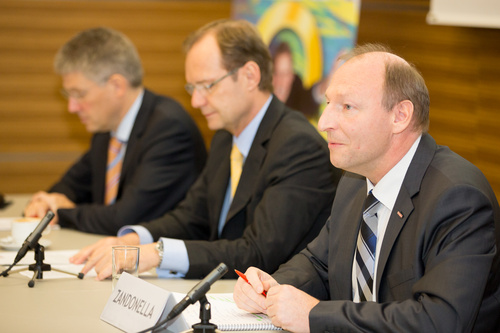  (c) fotodienst/Anna Rauchenberger - Wien, am 15.11.2012 – IKT-Ausbildung und IKT-Fachkräfte in Österreich Die Wirtschaftskammer präsentierte heute in der WKW eine neue Studie „IT-Qualifikationen 2025 – Analysen zu Angebot und Nachfrage“. FOTO v.l.:  KommR Robert Bodenstein, CMC, Obmann Fachgruppe UBIT Wien, KommR Alfred Harl, CMC, Obmann Fachverband Unternehmensberatung und IT (UBIT), DI Martin Zandonella, Vorsitzender Berufsgruppe IT (Fachverband UBIT):