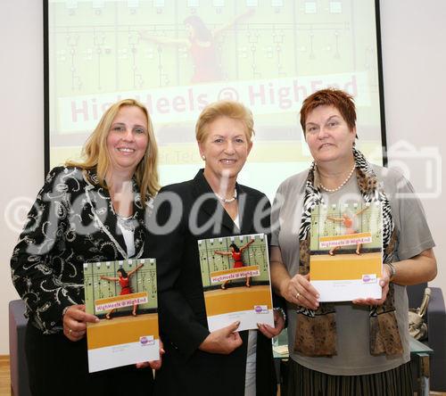 (C)fotodienst/Anna Rauchenberger -  Wien, am 28.07.2009 - Der Verein Techwomen engagiert sich für Frauen in der Technik und zeigt mit Aktionen, dass weibliche Kreativität in der Technik gefragt ist. Das Motto der Herbstaktion09: 'HighHeels@HighEnd'!
Dies beinhaltet einen Kreativwettbewerb für Schülerinnen und Schüler und einen internationalen Kongress am 15./ 16. Oktober 2009 im Palais Harrach in Wien. FOTO v.l.: DI Tina Reisenbichler, T-Mobile Austria, Mitglied des Vorstandes des Vereins 'TechWomen', Sponsor, BM a.D. Abg. z. NR Maria Rauch-Kallat, Präsidentin des Vereins 'TechWomen', AD Johanna Klostermann, TU Graz, Mitglied des Vorstandes des Vereins 'TechWomen'.