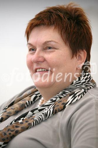 (C)fotodienst/Anna Rauchenberger -  Wien, am 28.07.2009 - Der Verein Techwomen engagiert sich für Frauen in der Technik und zeigt mit Aktionen, dass weibliche Kreativität in der Technik gefragt ist. Das Motto der Herbstaktion09: 'HighHeels@HighEnd'!
Dies beinhaltet einen Kreativwettbewerb für Schülerinnen und Schüler und einen internationalen Kongress am 15./ 16. Oktober 2009 im Palais Harrach in Wien. FOTO: AD Johanna Klostermann, TU Graz, Mitglied des Vorstandes des Vereins 'TechWomen'.