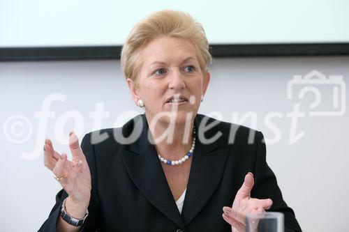 (C)fotodienst/Anna Rauchenberger -  Wien, am 28.07.2009 - Der Verein Techwomen engagiert sich für Frauen in der Technik und zeigt mit Aktionen, dass weibliche Kreativität in der Technik gefragt ist. Das Motto der Herbstaktion09: 'HighHeels@HighEnd'!
Dies beinhaltet einen Kreativwettbewerb für Schülerinnen und Schüler und einen internationalen Kongress am 15./ 16. Oktober 2009 im Palais Harrach in Wien. FOTO:  BM a.D. Abg. z. NR Maria Rauch-Kallat, Präsidentin des Vereins 'TechWomen'