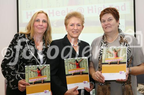 (C)fotodienst/Anna Rauchenberger -  Wien, am 28.07.2009 - Der Verein Techwomen engagiert sich für Frauen in der Technik und zeigt mit Aktionen, dass weibliche Kreativität in der Technik gefragt ist. Das Motto der Herbstaktion09: 'HighHeels@HighEnd'!
Dies beinhaltet einen Kreativwettbewerb für Schülerinnen und Schüler und einen internationalen Kongress am 15./ 16. Oktober 2009 im Palais Harrach in Wien. FOTO v.l.: DI Tina Reisenbichler, T-Mobile Austria, Mitglied des Vorstandes des Vereins 'TechWomen', Sponsor, BM a.D. Abg. z. NR Maria Rauch-Kallat, Präsidentin des Vereins 'TechWomen', AD Johanna Klostermann, TU Graz, Mitglied des Vorstandes des Vereins 'TechWomen'.