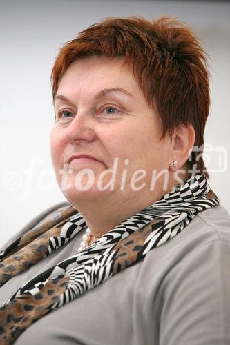 (C)fotodienst/Anna Rauchenberger -  Wien, am 28.07.2009 - Der Verein Techwomen engagiert sich für Frauen in der Technik und zeigt mit Aktionen, dass weibliche Kreativität in der Technik gefragt ist. Das Motto der Herbstaktion09: 'HighHeels@HighEnd'!
Dies beinhaltet einen Kreativwettbewerb für Schülerinnen und Schüler und einen internationalen Kongress am 15./ 16. Oktober 2009 im Palais Harrach in Wien. FOTO: AD Johanna Klostermann, TU Graz, Mitglied des Vorstandes des Vereins 'TechWomen'.