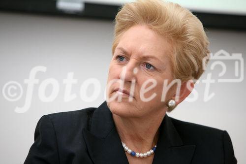 (C)fotodienst/Anna Rauchenberger -  Wien, am 28.07.2009 - Der Verein Techwomen engagiert sich für Frauen in der Technik und zeigt mit Aktionen, dass weibliche Kreativität in der Technik gefragt ist. Das Motto der Herbstaktion09: 'HighHeels@HighEnd'!
Dies beinhaltet einen Kreativwettbewerb für Schülerinnen und Schüler und einen internationalen Kongress am 15./ 16. Oktober 2009 im Palais Harrach in Wien. FOTO:  BM a.D. Abg. z. NR Maria Rauch-Kallat, Präsidentin des Vereins 'TechWomen'