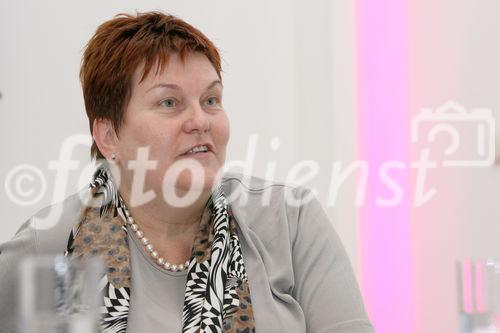 (C)fotodienst/Anna Rauchenberger -  Wien, am 28.07.2009 - Der Verein Techwomen engagiert sich für Frauen in der Technik und zeigt mit Aktionen, dass weibliche Kreativität in der Technik gefragt ist. Das Motto der Herbstaktion09: 'HighHeels@HighEnd'!
Dies beinhaltet einen Kreativwettbewerb für Schülerinnen und Schüler und einen internationalen Kongress am 15./ 16. Oktober 2009 im Palais Harrach in Wien. FOTO: AD Johanna Klostermann, TU Graz, Mitglied des Vorstandes des Vereins 'TechWomen'.