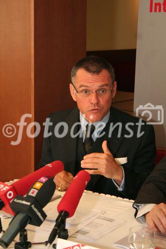 Präsentation des Immobilienpreisspiegels 09 durch den Fachverband der Immobilien- und Vermögenstreuhändler der Wirtschaftskammer im Cafe im Schottenstift wien 1010 am 27.5.2009 am Foto  Prof.Mag. Thomas Malloth (Obmann des Fachverbandes der Immobilien- und Vermögenstreuhänder der Wirtschftskammer ÖSterreich) (c) Julia Fuchs für Fotodienst