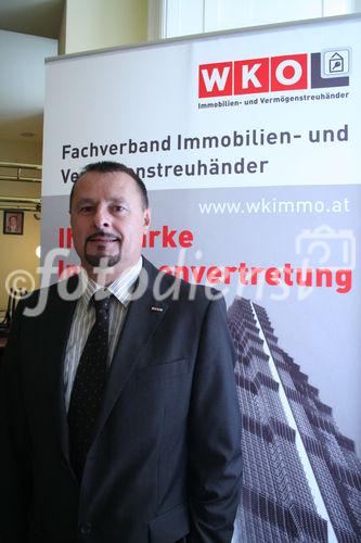 Präsentation des Immobilienpreisspiegels 09 durch den Fachverband der Immobilien- und Vermögenstreuhändler der Wirtschaftskammer im Cafe im Schottenstift wien 1010 am 27.5.2009 am Foto Mag. Gottfried Rücklinger (Fachverbandsgeschäftsführer)