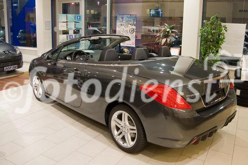 (c)Fotodienst / Christopher Ohmeyer | Autos und Pelze, Grosse & GPS lud zu einer Präsentation der neuesten Automodelle. Als besondere Attraktion stellte der Düsseldorfer Pelzdesigner Tibor Jonas seine Kollektion aus, und bot seine 