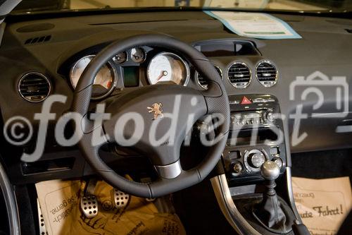 (c)Fotodienst / Christopher Ohmeyer | Autos und Pelze, Grosse & GPS lud zu einer Präsentation der neuesten Automodelle. Als besondere Attraktion stellte der Düsseldorfer Pelzdesigner Tibor Jonas seine Kollektion aus, und bot seine 