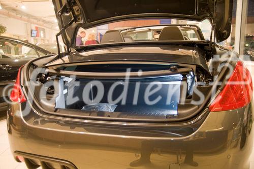 (c)Fotodienst / Christopher Ohmeyer | Autos und Pelze, Grosse & GPS lud zu einer Präsentation der neuesten Automodelle. Als besondere Attraktion stellte der Düsseldorfer Pelzdesigner Tibor Jonas seine Kollektion aus, und bot seine 