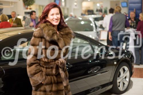 (c)Fotodienst / Christopher Ohmeyer | Autos und Pelze, Grosse & GPS lud zu einer Präsentation der neuesten Automodelle. Als besondere Attraktion stellte der Düsseldorfer Pelzdesigner Tibor Jonas seine Kollektion aus, und bot seine 