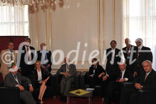 (c)fotodienst/sonja burtscher,Ambient Assisted Living Forum 2009
29.9.2009, 11:00 Uhr
Wien. Mit der stetig steigenden Lebenserwartung erhöht sich auch der Anteil älterer Menschen an der europäischen Gesamtbevölkerung. Das 1. AAL Forum in der Wiener Hofburg widmet sich dem demographischen Wandel unter ökonomischen, technischen und wissenschaftlichen Aspekten. Die Auftaktveranstaltung der internationalen Konferenzreihe des AAL - joint programmes dient Betroffenen, WissenschaftlernInnen und AnwenderInnen, Unternehmen, öffentlichen Institutionen und sozialen Einrichtungen als Informations- und Diskussionsplattform. Thematische Schwerpunkte sind nationale und europäische Aktivitäten, F&E-Vorhaben und ökonomische Aspekte des Programms, an dem 20 EU-Mitgliedstaaten sowie die Schweiz, Israel und Norwegen teilnehmen.