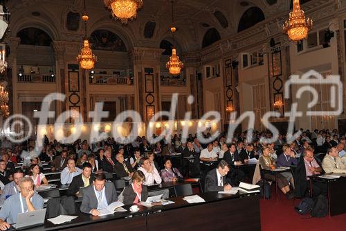 (c)fotodienst/sonja burtscher,Ambient Assisted Living Forum 2009
29.9.2009, 11:00 Uhr
Wien. Mit der stetig steigenden Lebenserwartung erhöht sich auch der Anteil älterer Menschen an der europäischen Gesamtbevölkerung. Das 1. AAL Forum in der Wiener Hofburg widmet sich dem demographischen Wandel unter ökonomischen, technischen und wissenschaftlichen Aspekten. Die Auftaktveranstaltung der internationalen Konferenzreihe des AAL - joint programmes dient Betroffenen, WissenschaftlernInnen und AnwenderInnen, Unternehmen, öffentlichen Institutionen und sozialen Einrichtungen als Informations- und Diskussionsplattform. Thematische Schwerpunkte sind nationale und europäische Aktivitäten, F&E-Vorhaben und ökonomische Aspekte des Programms, an dem 20 EU-Mitgliedstaaten sowie die Schweiz, Israel und Norwegen teilnehmen.