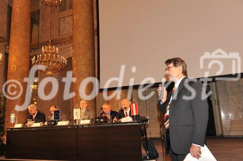 (c)fotodienst/sonja burtscher,Ambient Assisted Living Forum 2009
29.9.2009, 11:00 Uhr
Wien. Mit der stetig steigenden Lebenserwartung erhöht sich auch der Anteil älterer Menschen an der europäischen Gesamtbevölkerung. Das 1. AAL Forum in der Wiener Hofburg widmet sich dem demographischen Wandel unter ökonomischen, technischen und wissenschaftlichen Aspekten. Die Auftaktveranstaltung der internationalen Konferenzreihe des AAL - joint programmes dient Betroffenen, WissenschaftlernInnen und AnwenderInnen, Unternehmen, öffentlichen Institutionen und sozialen Einrichtungen als Informations- und Diskussionsplattform. Thematische Schwerpunkte sind nationale und europäische Aktivitäten, F&E-Vorhaben und ökonomische Aspekte des Programms, an dem 20 EU-Mitgliedstaaten sowie die Schweiz, Israel und Norwegen teilnehmen. Im Bild: Reinhard Goebl/ Chair of the AAL Forum Comitee/ AAL Vice President